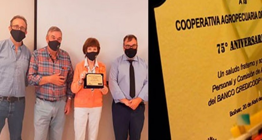 El Banco Credicoop le entreg&oacute; una placa a la Cooperativa Agropecuaria