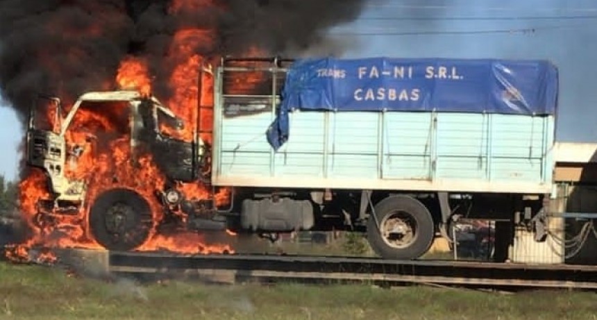 Un camión se incendió la balanza pública de Casbas