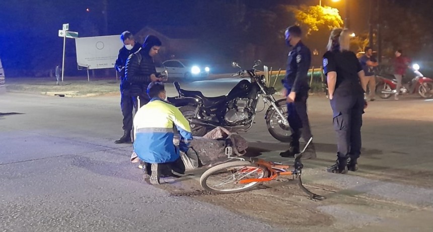 Impactaron dos conductores, uno de ellos a bordo de una moto de alta cilindrada y una mujer que circulaba en una bicicleta playera