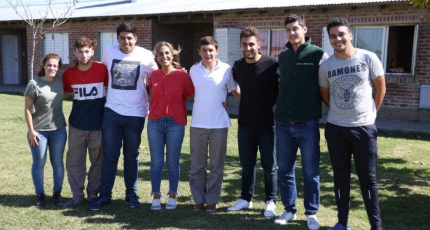 Funcionarios municipales visitaron la Casa del Estudiante de Bolívar en Azul 