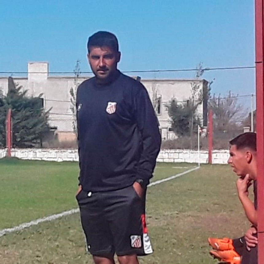 Empleados le ganó por 2 goles a 0 a Fútbol Club en un partido amistoso, con el regreso del DT Julio Zorrilla que será hasta fin de año