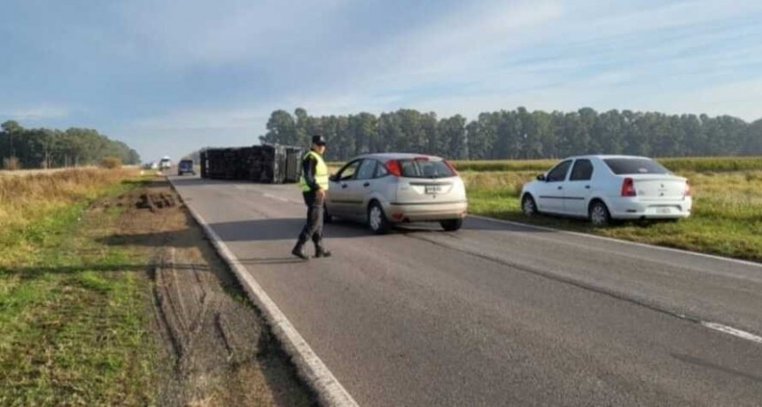 Ruta 226 : Volcó un camión cargado de pollos