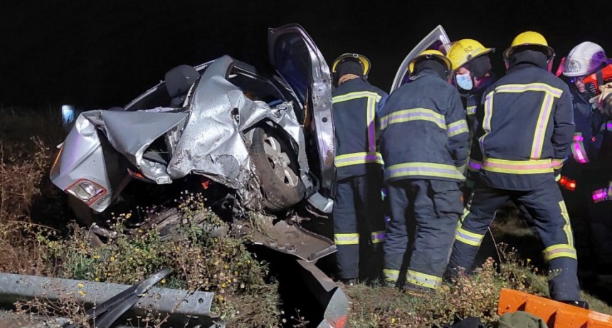 Ruta 226: Despiste y fuerte impacto contra el guardarrail del canal que intersecciona con la calle Padre César Pasquali