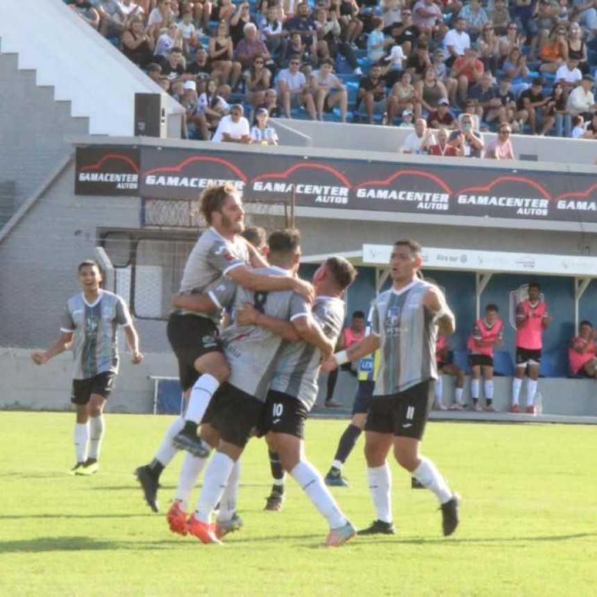 Con goles de Nahuel Yeri e Israel Roldan, el “Cele” ganó y se prendió con los de arriba