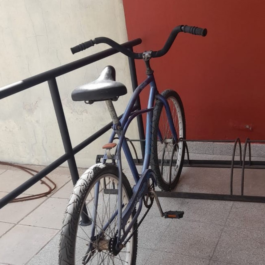 Robaron o se llevaron en forma equivocada, una bicicleta playera de avenida Lavalle