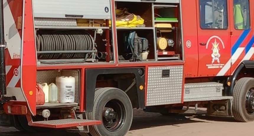 Ruta 65 cortada tras el vuelco de un camión de transporte de hacienda, trascendió que el chofer resultó ileso