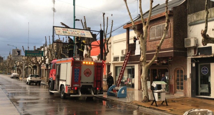 Bomberos asistió ante el riesgo de caída de un cartel comercial