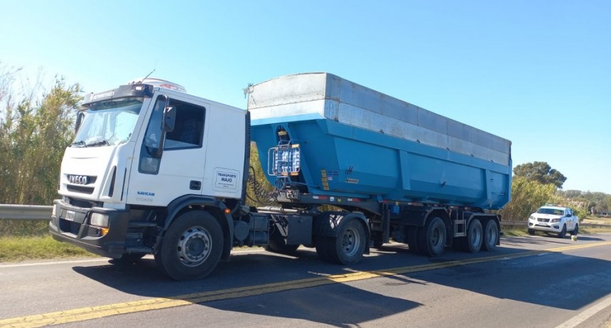 Un camión detenido en inmediaciones al puente Ruta 226, tuvo un inconveniente pero fue resuelto rápidamente