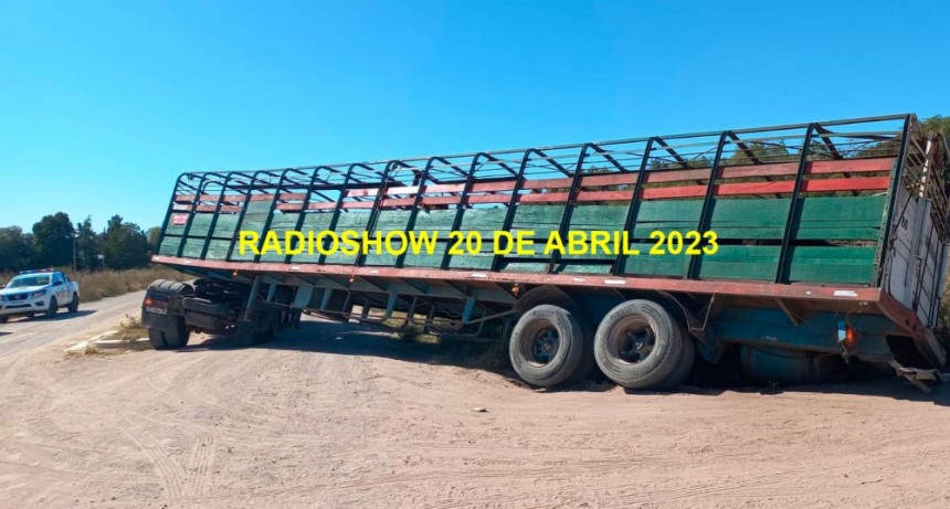 Prolongación 25 de Mayo y Pincén: Un transporte de hacienda quedó atascado en el canal de desagüe, ya fue recuperado a condición de tránsito