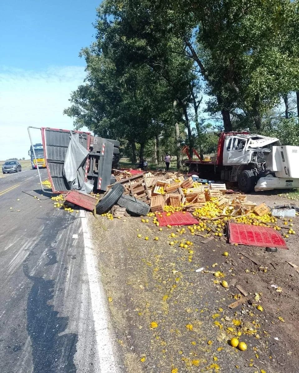 Bonifacio: Volcó un camión que viajaba cargado de frutas