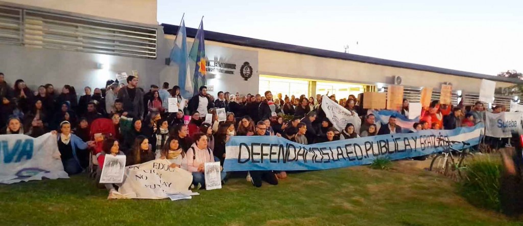 Fuerte apoyo de la comunidad a la marcha en defensa de la educación pública en to el país, en Bolívar se realizó un abrazo simbólico al Centro Regional Universitario