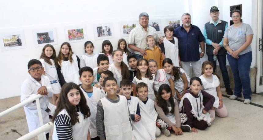 Estudiantes de la Escuela n°1 visitaron la muestra de “Malvinas” en la Municipalidad