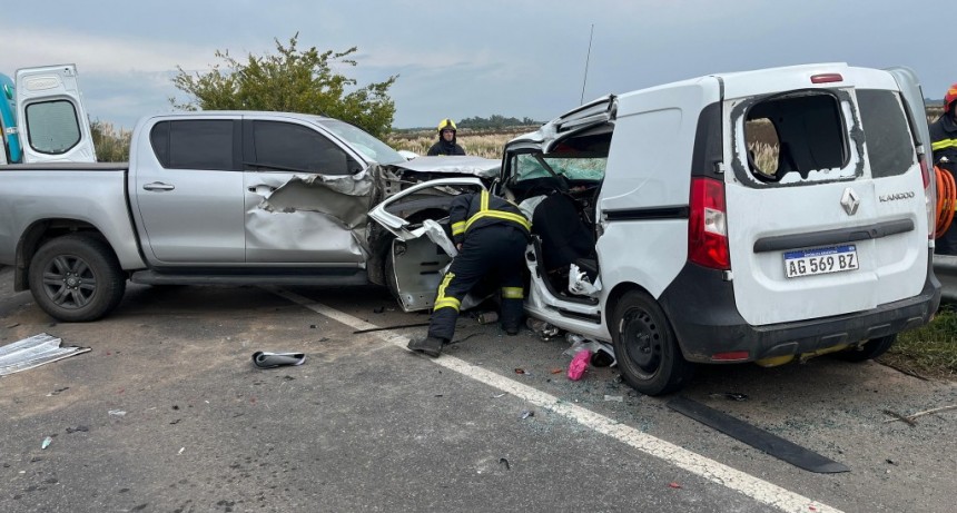 Ruta 205 jurisdicción Roque Pérez: Accidente entre dos vehículos en el puente del Río Salado