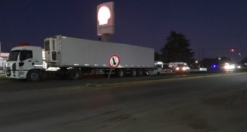 Grave accidente de tránsito en ruta nacional 226: Falleció uno de los jóvenes que ocupaba el auto que impactó contra un camión estacionado