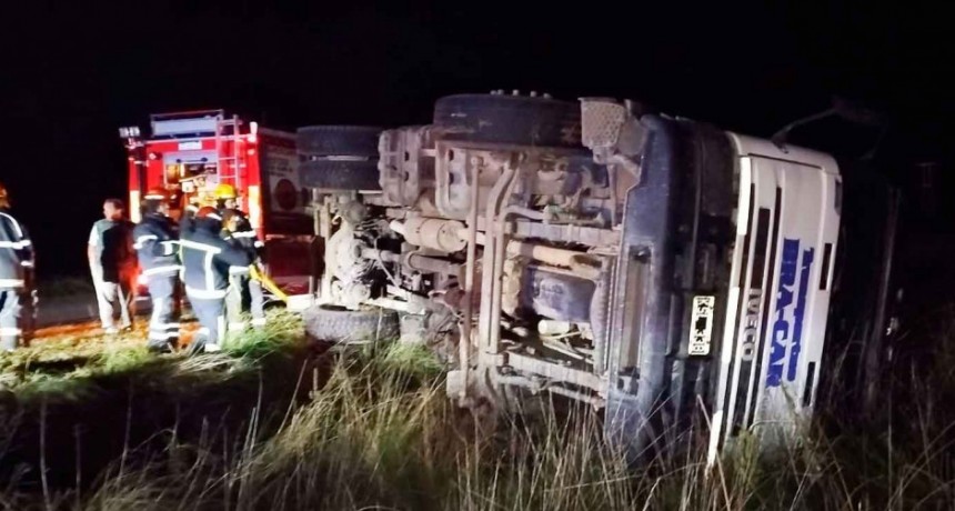 Vuelco de un camión en el acceso a Urdampilleta
