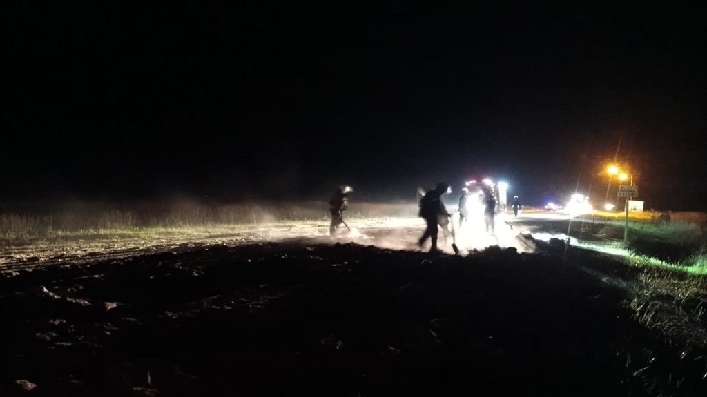 Ruta Nacional 226: Un cami&oacute;n perdi&oacute; parte de su carga de cemento, y qued&oacute; sobre la cinta asf&aacute;ltica