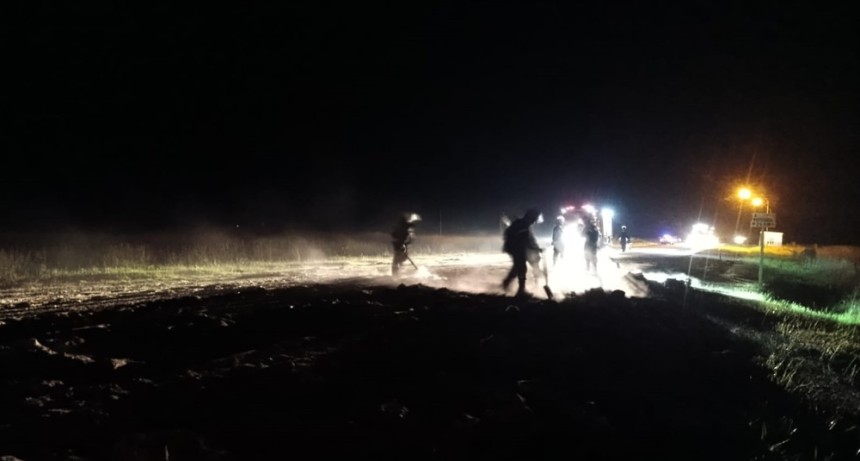 Ruta Nacional 226: Un cami&oacute;n perdi&oacute; parte de su carga de cemento, y qued&oacute; sobre el asfalto