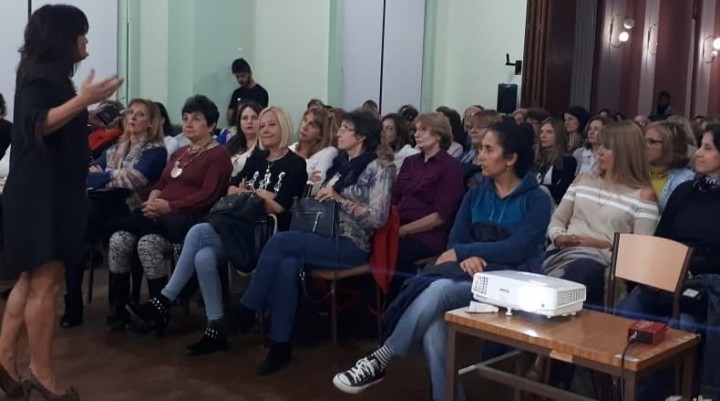 Una multitud en la charla sobre biodescodificaci&oacute;n