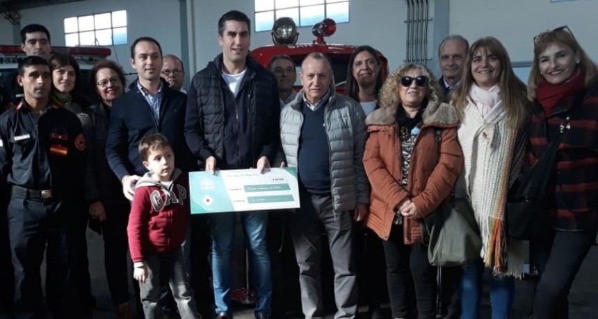 Manuel Mosca entreg&oacute; cien mil pesos a Bomberos Voluntarios