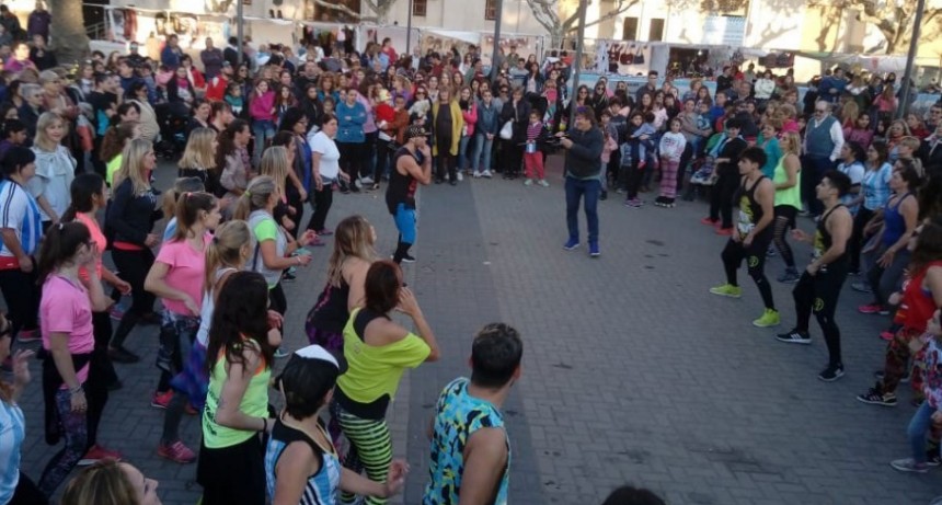 25 de Mayo a puro ritmo en el Centro C&iacute;vico