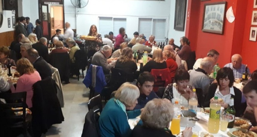 El Comit&eacute; Radical recibi&oacute; al 25 de mayo con una Buseca