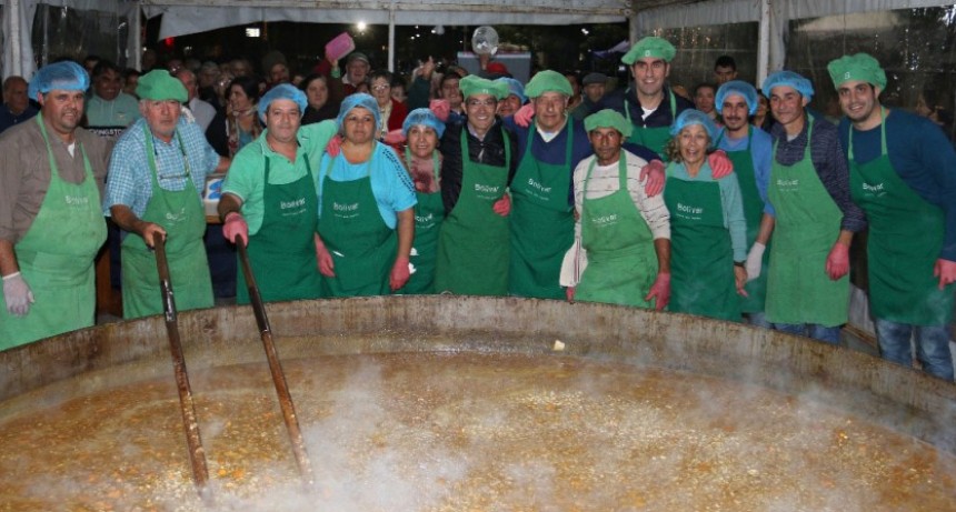 Bol&iacute;var festej&oacute; el 25 de mayo con el locro m&aacute;s grande de la provincia
