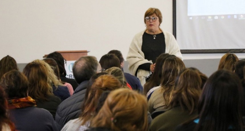 Se llev&oacute; a cabo una capacitaci&oacute;n sobre g&eacute;nero en el CRUB y FM 10 habl&oacute; con el disertante
