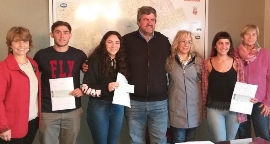Se hizo efectiva la entrega de becas universitarias que otorga la Sociedad Rural