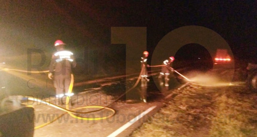 Ruta 65: El choque lateral de dos camiones provoc&oacute; el derrame de combustible y cereales