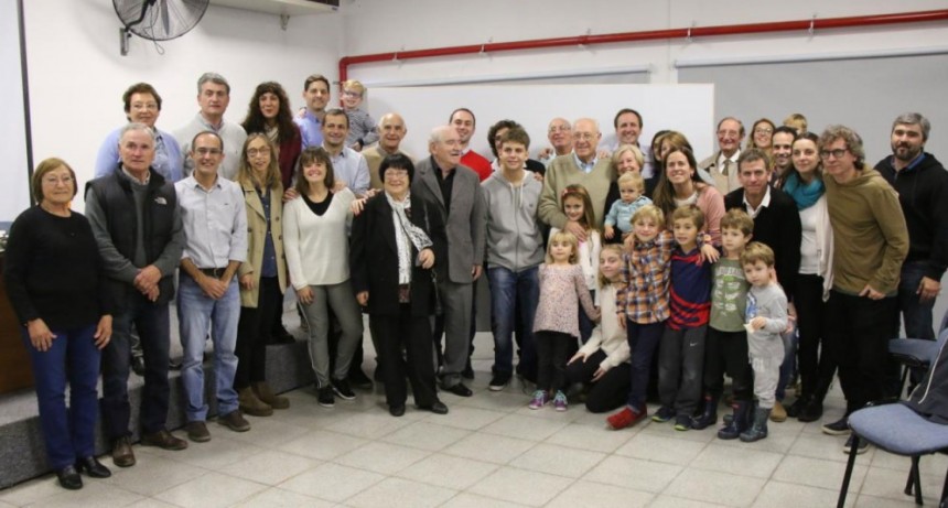 Emotivo y merecido homenaje sorpresa al Dr. Siro Flores, por sus 50 a&ntilde;os de ejercicio en la medicina.