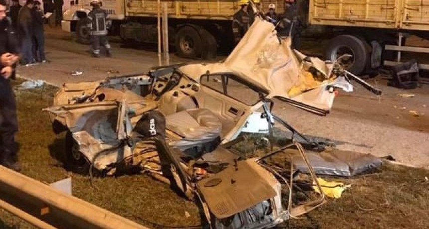 Tragedia en San Miguel del Monte; 5 j&oacute;venes perdieron la vida tras chocar con un cami&oacute;n que se encontraba estacionado