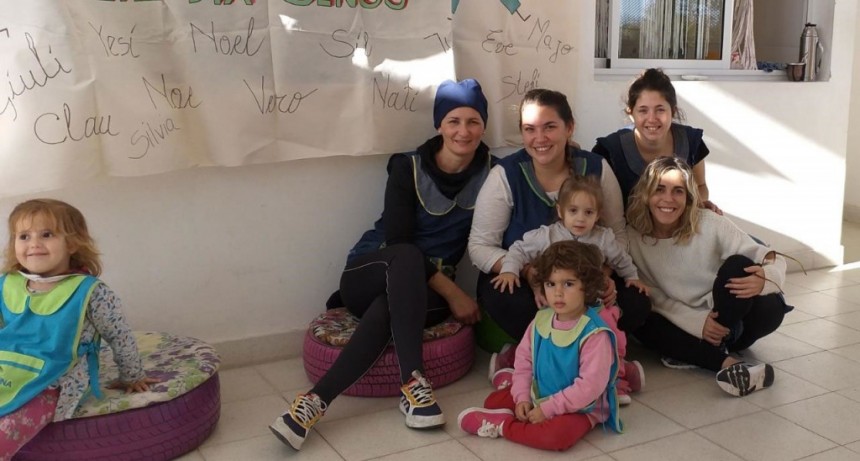 Las maestras jardineras del Jard&iacute;n Maternal Municipal El Reino del Rev&eacute;s celebraron su d&iacute;a