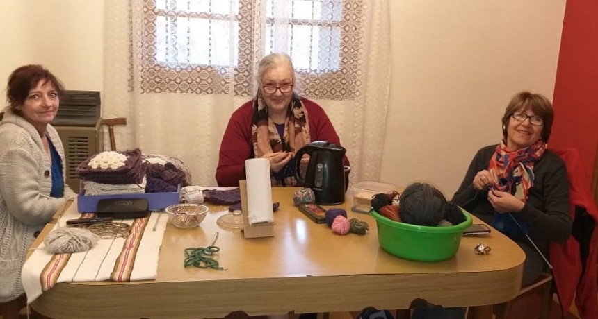 Las amigas tejedoras de Eva Verburg y su proyecto de lanas solidarias