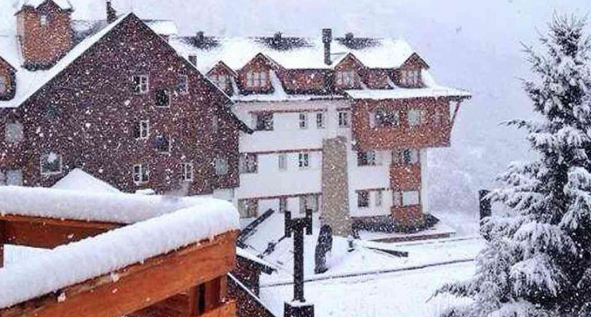 Primera nevada del a&ntilde;o en Bariloche; los vecinos lo disfrutaron desde sus casas por la cuarentena