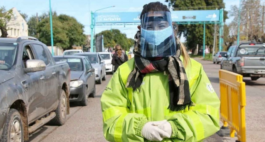Bol&iacute;var Solidaria: la bolivarense Jazm&iacute;n Woycik don&oacute; protectores faciales para los trabajadores municipales