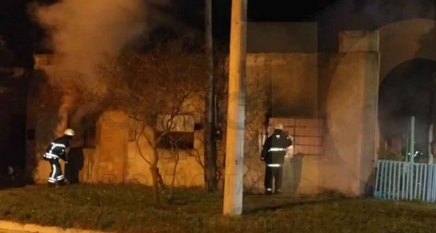P&eacute;rdidas totales y gran destrucci&oacute;n tras el incendio generalizado de una vivienda