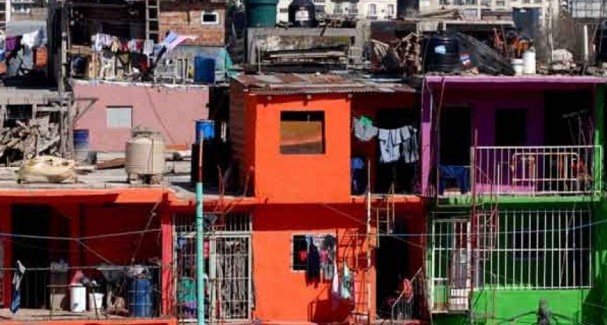 Dos muertes llevan m&aacute;s preocupaci&oacute;n al Barrio 31, que ya contabiliza 851 casos