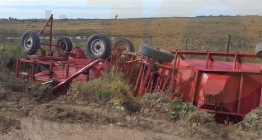Vuelco de maquinaria agr&iacute;cola camino a Miramar