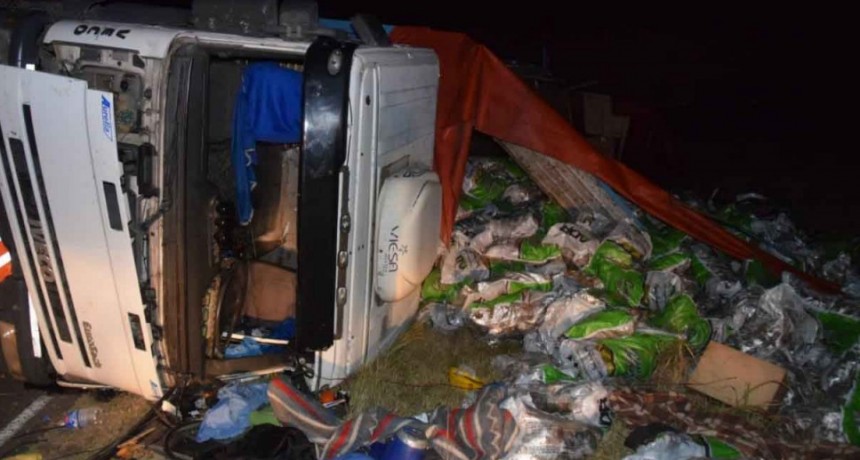 Olavarr&iacute;a; Volc&oacute; un cami&oacute;n cargado de papas en la Ruta 226 km 308