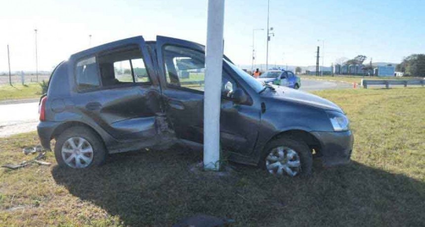 Azule&ntilde;os protagonizaron un violento vuelco en la rotonda de ruta 226 y 51