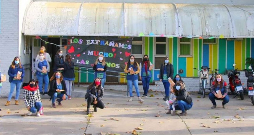 Las docentes de los jardines maternales municipales Alicia Moreau de Justo y El Reino del Rev&eacute;s, fueron homenajeadas en su d&iacute;a