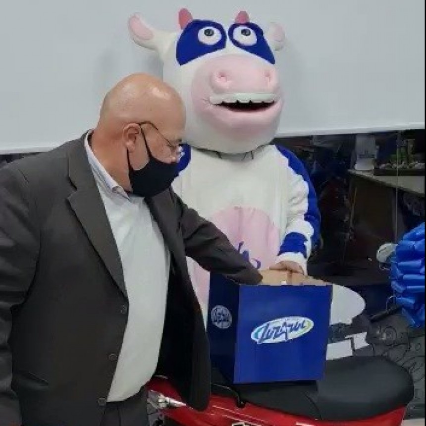 Carolina Cort&eacute;s: "Estoy muy agradecida con Luz Azul, la moto me va a ser muy &uacute;til y la voy a disfrutar junto a mi hijo"