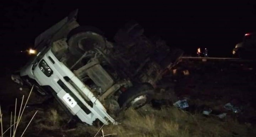 Impactante vuelco en Ruta 65: Un camión perdió toda su carga sobre la cinta asfáltica