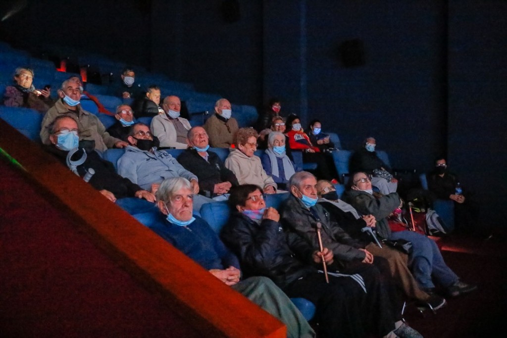 Adultos mayores de Casa Hogar y del Club de Día Reencuentro visitaron el Cine Avenida