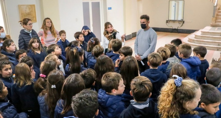 Estudiantes del Colegio Cervantes visitaron el palacio municipal