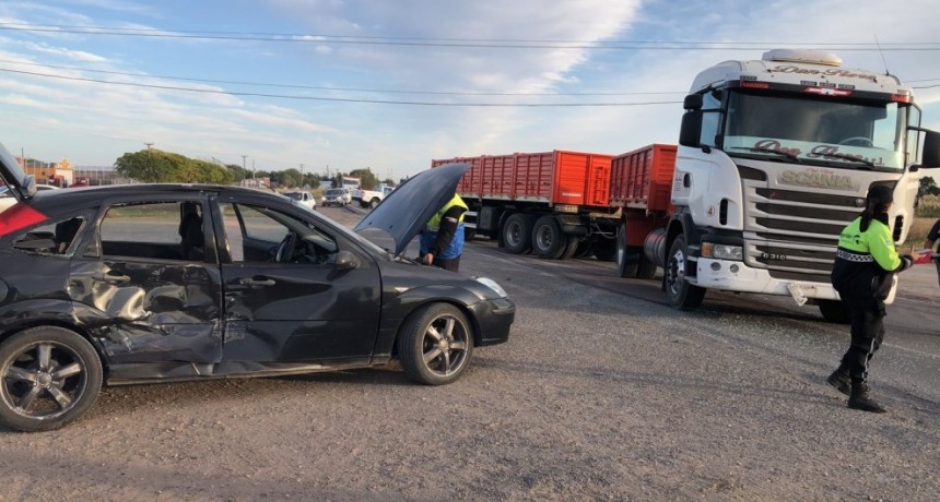 Fuerte impacto entre un camión y un auto