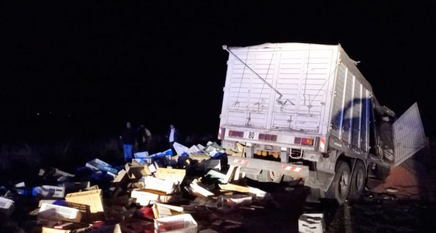 Grave accidente en la bajada a Hidronor, tres camiones involucrados, hay dos fallecidos