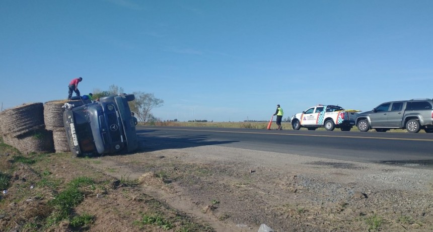 Volcó un camión con rollos en el acceso Barnetche