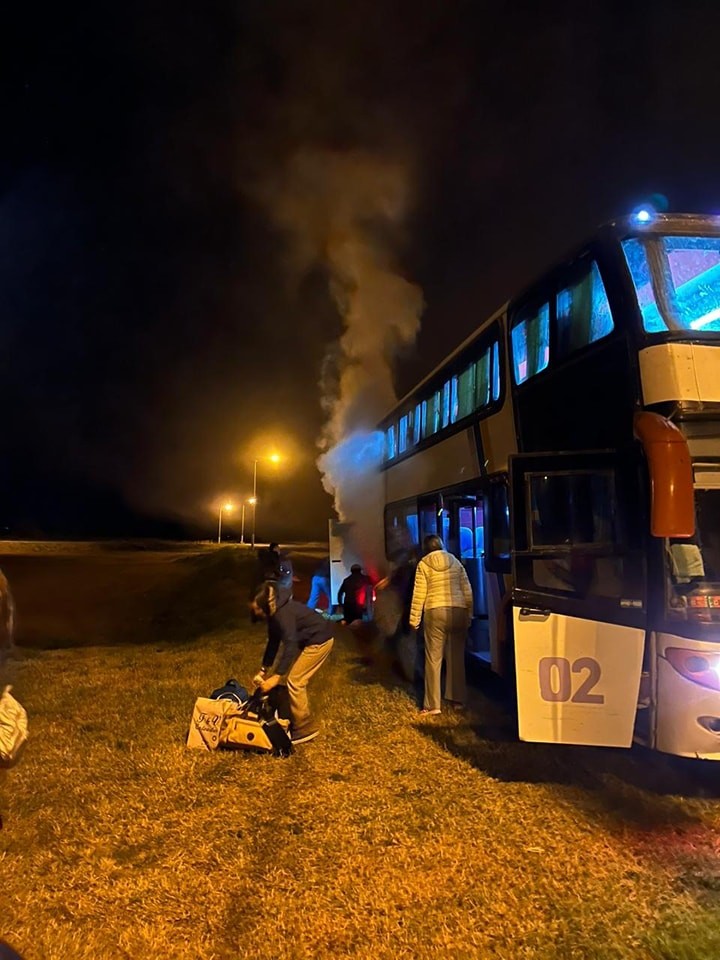 Bomberos Voluntarios de Pirovano asistieron al incendio de un neumático de un colectivo, trabajaron en una antena que generaba riesgos comunitarios y en FM 10 hablamos con el Jefe del Cuerpo Pablo Prieto