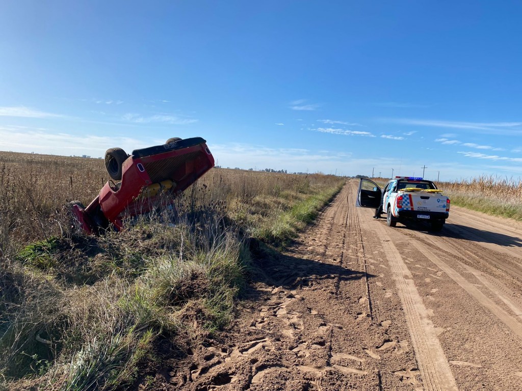 Se registró el vuelco de una camioneta en el camino de tierra que conecta Hale con Bolívar